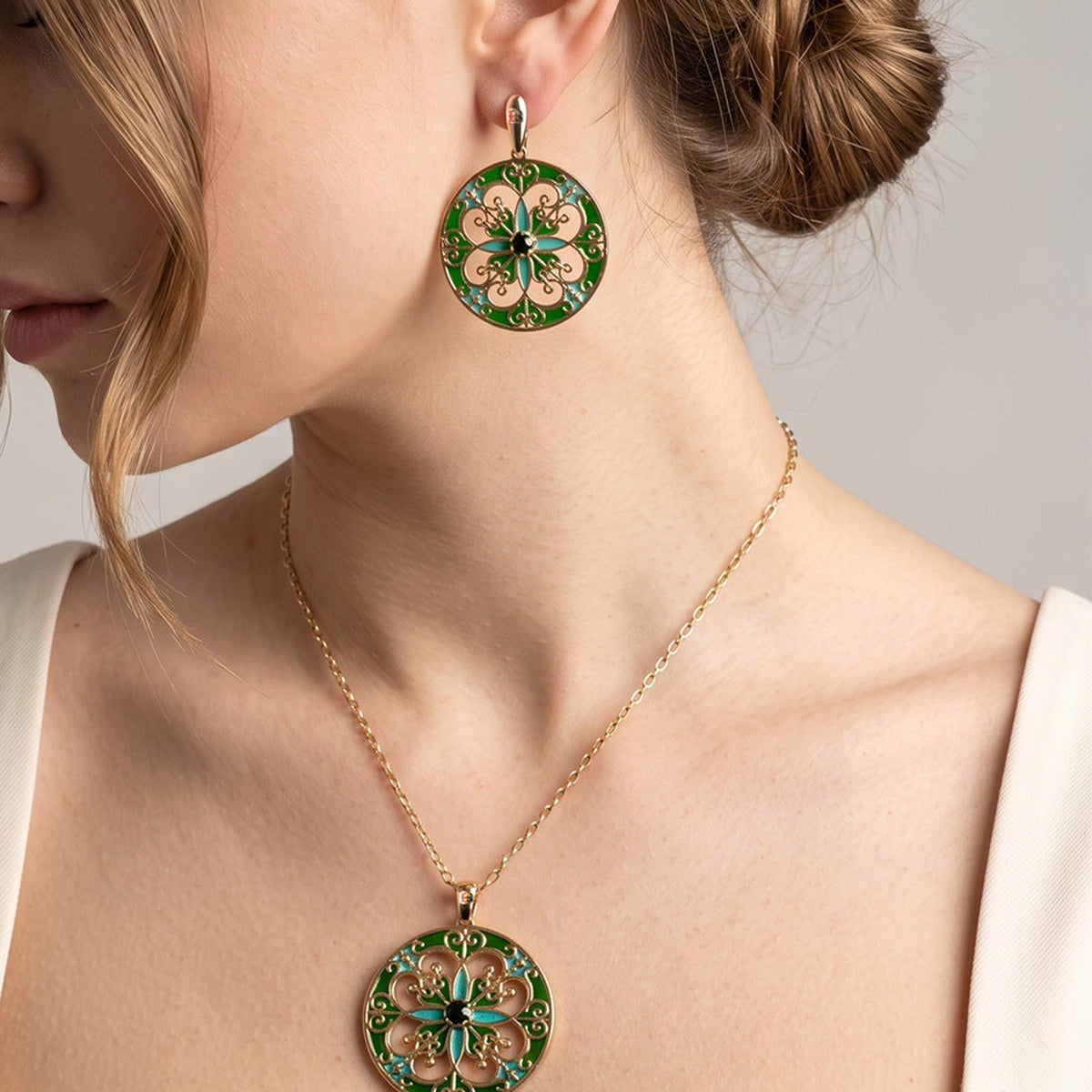 Orecchini Rosone Verde: eleganza siciliana in gioielleria.